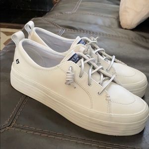 Sperry crest vibe leather tennis shoe